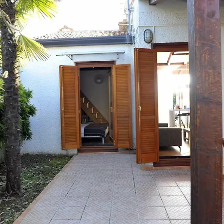 House Lena פורץ